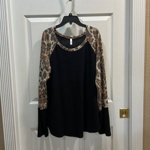 Long sleeved leopard print and black shirt.Shirt has some pilling but super soft